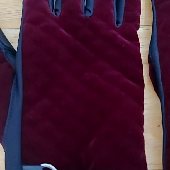Isotoner Leather & Velvet Posh Gloves - Picture 3 of 7